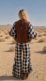 Chaleco de gamuza marrón con cuello redondo y bordado de sol en el centro del pecho.
