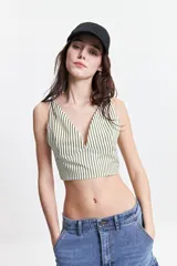 Top corto a rayas verticales verdes y blancas, con escote en V y elástico en la espalda.