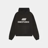Hoodie negro de corte oversize con logo de la marca Eme Studios estampado en blanco en el pecho.