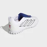 Championes de fútbol Adidas Predator Club para pasto sintético, color blanco con detalles en negro y lengüeta plegable azul con logo rojo. Presentan diseño con cordones elásticos y suela de caucho con tapones para mayor tracción.