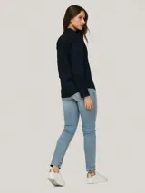 Camisa azul marino de popelín de mezcla de algodón elástico, corte regular, cuello inglés, puños con botón y logo de Tommy Hilfiger bordado en el pecho.