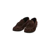 Mocasines de gamuza marrón Saint Laurent modelo Le Loafer Penny, con diseño fruncido en la punta y detalle metálico dorado del logo YSL en el empeine.