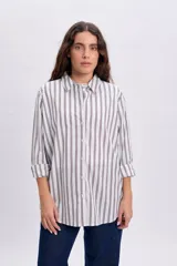 Camisa casual de manga larga con diseño de rayas verticales, cuello camisero y cierre frontal de botones.