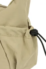Bandolera de diseño funcional en color beige, confeccionada en poliéster. Presenta un compartimento principal con cierre, correa ajustable para el hombro y bolsillos laterales con cordón elástico regulable.