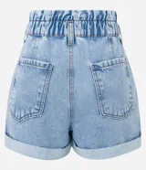 Short baggy de cintura alta confeccionado en jeans con elástico y trabillas en la cintura, cierre por botones duplos y cremallera, bolsos delanteros y bolsillos traseros además de barras dobladas.