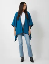 Ruana de tejido suave color azul oscuro, con vivos de ecocuero negro en los bordes.