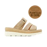 Sandalia de plataforma Korium Confort color beige, con capellada de tiras anchas con perforaciones decorativas y tira con hebilla ajustable y tachas metálicas. Cuenta con suela dentada blanca y detalle de yute trenzado en la entresuela. Plantilla de cuero.