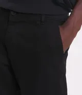Pantalón skinny negro de sarga con elastano, estilo social, con cierre de botón y cremallera, y cintura con trabillas.