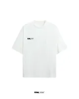 Remera blanca de algodón con cuello redondo y mangas cortas. Estampado en la espalda con ángeles armados y el logo de la marca.