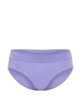 Panty hiphugger de tiro medio color lila, confeccionado en mezcla de algodón y modal, con cintura elástica suave y delicado parche con logotipo de encaje en el frente.