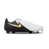 Championes de fútbol Nike Phantom GX 2 Academy FG, con capellada blanca y detalles en negro. Presentan el logo de Nike en dorado y cordones blancos. Ideales para superficies naturales y sintéticas.
