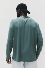 Remera deportiva de manga larga en tejido funcional con tecnología DryMove, diseñada para absorber el sudor y mantener la frescura durante el ejercicio. Presenta cuello redondo, corte estándar y aberturas laterales en el bajo.
