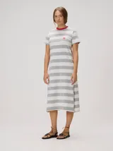 Vestido midi de algodón a rayas horizontales grises y blancas, de corte recto con mangas cortas y cuello redondo rojo. Presenta un pequeño logo bordado en el pecho.