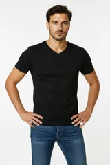 Remera de algodón con cuello en V y mangas cortas, de corte ajustado al cuerpo.