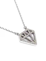 Cadena plateada con dije en forma de diamante con circonias engarzadas.