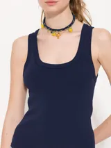 Musculosa de algodón azul marino con cuello redondo y sisas anchas.