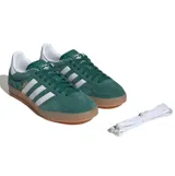 Championes Adidas Gazelle Indoor de gamuza color verde, con las icónicas tres tiras laterales en blanco y suela de caucho color caramelo. Presenta el nombre del modelo en letras doradas y detalle en el talón en color blanco.