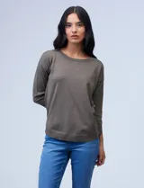 Sweater amarillo de tejido fino con espalda abotonada y mangas 3/4 con puño elastizado.