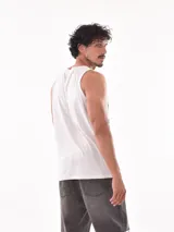 Musculosa blanca con estampado de una tabla de surf en la playa.