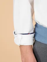 Camisa de hombre Oxford a rayas rosadas y blancas, con corte regular fit, cuello button-down, mangas largas, cierre frontal de botones y logo bordado en el pecho.