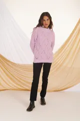 Sweater de punto calado color lila con cuello alto.