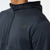 Buzo deportivo New Balance Tenacity Hooded Quarter Zip para hombre, color gris oscuro jaspeado, con capucha y cierre de cremallera corto. Confeccionado en tejido elástico de poliéster con tecnología NB Dry que absorbe la humedad.