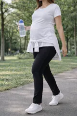 Calza larga maternal de algodón elastizado, con cintura ajustable y diseño ergonómico que se adapta a los cambios del cuerpo durante el embarazo y postparto.