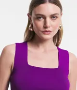 Blusa cropped de punto color beige, con escote cuadrado y breteles anchos. Diseño ajustado al cuerpo confeccionado en tejido retilíneo.