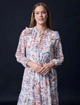 Vestido midi de gasa estampada marca Julia Jordan, con cuello a la base fruncido, escote en V y lazo de ajuste. Cintura con lazo de ajuste, manga larga con puño elastizado y forro interno.