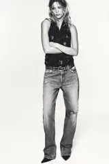 Top halter de tul color gris claro, con escote fluido drapeado y espalda descubierta. Presenta bordados con aplicación de abalorios en tonos oscuros y dorados.