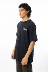 Remera negra de algodón con estampado en la espalda que incluye recuadros con diseños abstractos y la frase "Life is a configuration that allows the expression of existence".