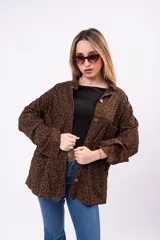 Sobrecamisa tipo shacket de pana con estampado animal print de leopardo, corte oversize y diseño relajado con cierre frontal de botones.