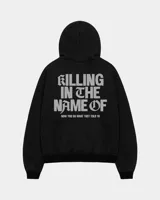 Canguro negro con capucha y bolsillo tipo canguro, de corte regular y confección en mezcla de algodón y poliéster. En la parte posterior presenta una estampa grande en tono gris con la inscripción "Killing in the name of" y una frase complementaria.