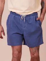Short de baño azul marino con cintura elástica y cordón ajustable.