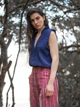 Blusa azul con cuello mao y detalle de pliegues verticales en el frente.