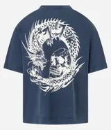 Remera boxy de algodón color azul marino con cuello redondo y mangas cortas. Presenta estampa oriental y lettering "Dowfall" en el frente.