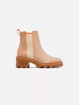 Bota tipo Chelsea de cuero color beige, con paneles laterales elásticos, tirador en el talón con detalle naranja y suela de caucho dentada con tacón.