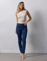 Jegging de denim azul oscuro con cintura elástica, bolsillos delanteros simulados y bolsillos traseros funcionales.