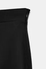 Pantalón de tiro medio, corte balloon con pierna ancha y cintura elástica.
