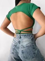 Remera corta de morley con mangas cortas y tiras para atar en la cintura.