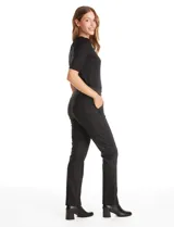 Pantalón de corte recto con estampado cuadrillé en tonos oscuros. Presenta pretina con pasadores, cierre frontal con broche, bolsillos laterales aplicados y bolsillos traseros inclinados.
