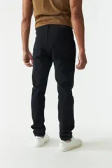 Pantalón de jean negro de corte recto, tiro medio, con roturas y logo bordado.