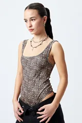 Body negro de tejido de punto con textura acanalada, escote cuadrado y breteles anchos.