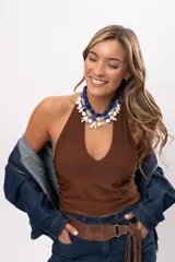 Collar corto de diseño artesanal compuesto por cuentas ovaladas blancas y bastones naturales de nácar intercalados.
