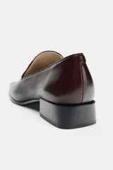 Mocasines de piel color marrón con copete subido, tacón medio en bloque y punta cuadrada.