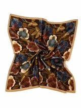 Pañuelo cuadrado con estampado floral en tonos marrones, azules y beige, con borde liso en color tostado.