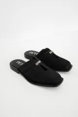 Zuecos de cuero color bordó con punta cuadrada, detalle de abertura en el empeine y aplique metálico dorado.