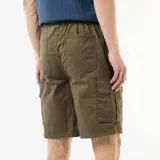 Bermuda cargo color verde militar de popelina, con cintura elástica con cordón ajustable y bolsillos laterales con solapa.
