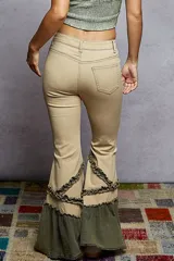 Pantalón de jean color beige con corte oxford, caracterizado por sus volados decorativos en color verde oliva y ruedo acampanado con textura arrugada.