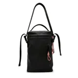 Matera de diseño vertical en color negro, con manija superior y correa larga ajustable para llevar al hombro. Presenta un bolsillo frontal con cierre y tiradores decorativos en cordón bicolor.